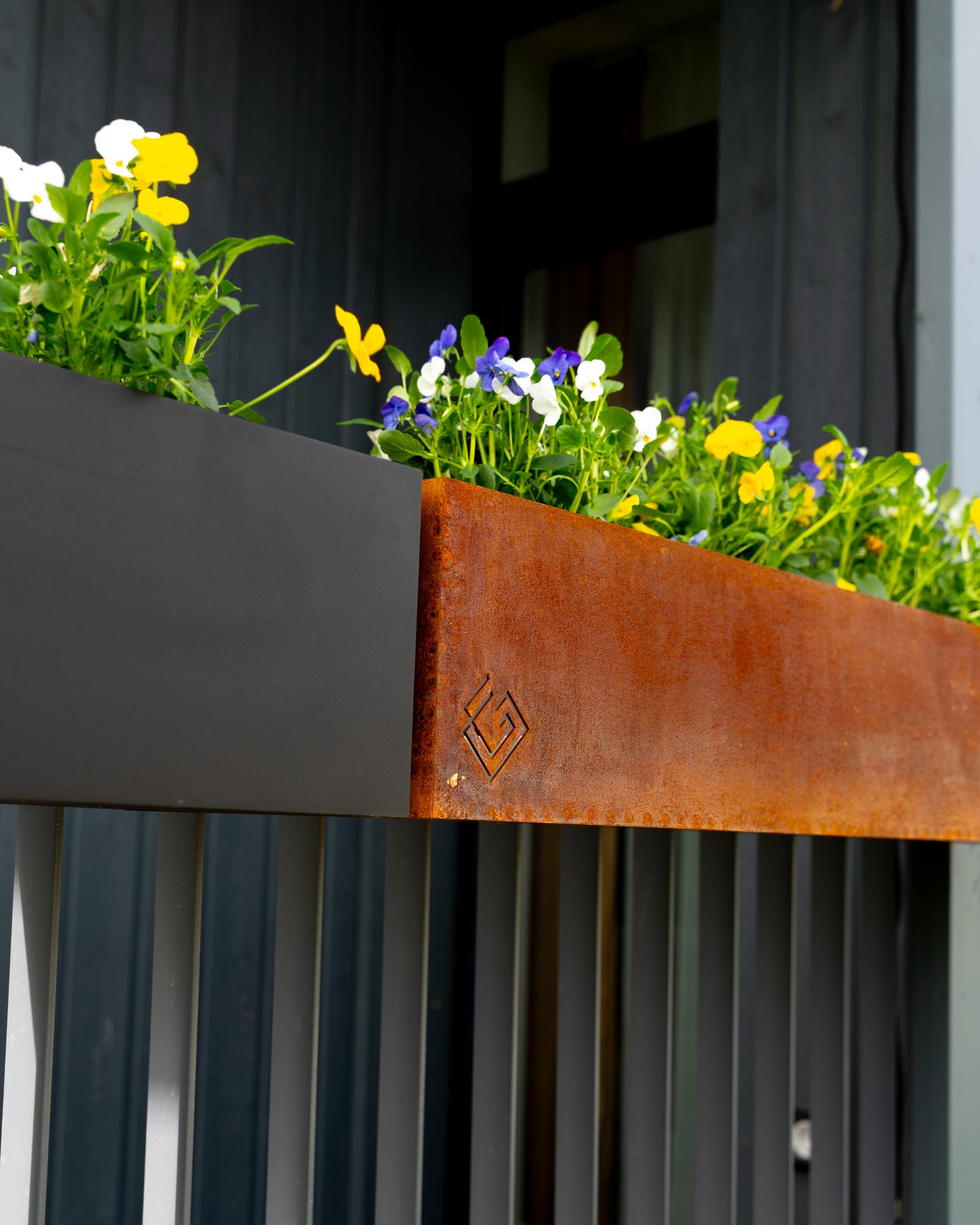 Corten metāla puķu kaste un melna metāla puķu kaste