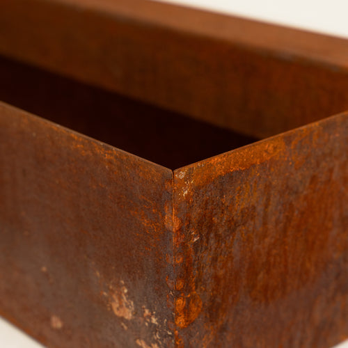 Corten puķu kaste, kur attēlots savienojuma stūris