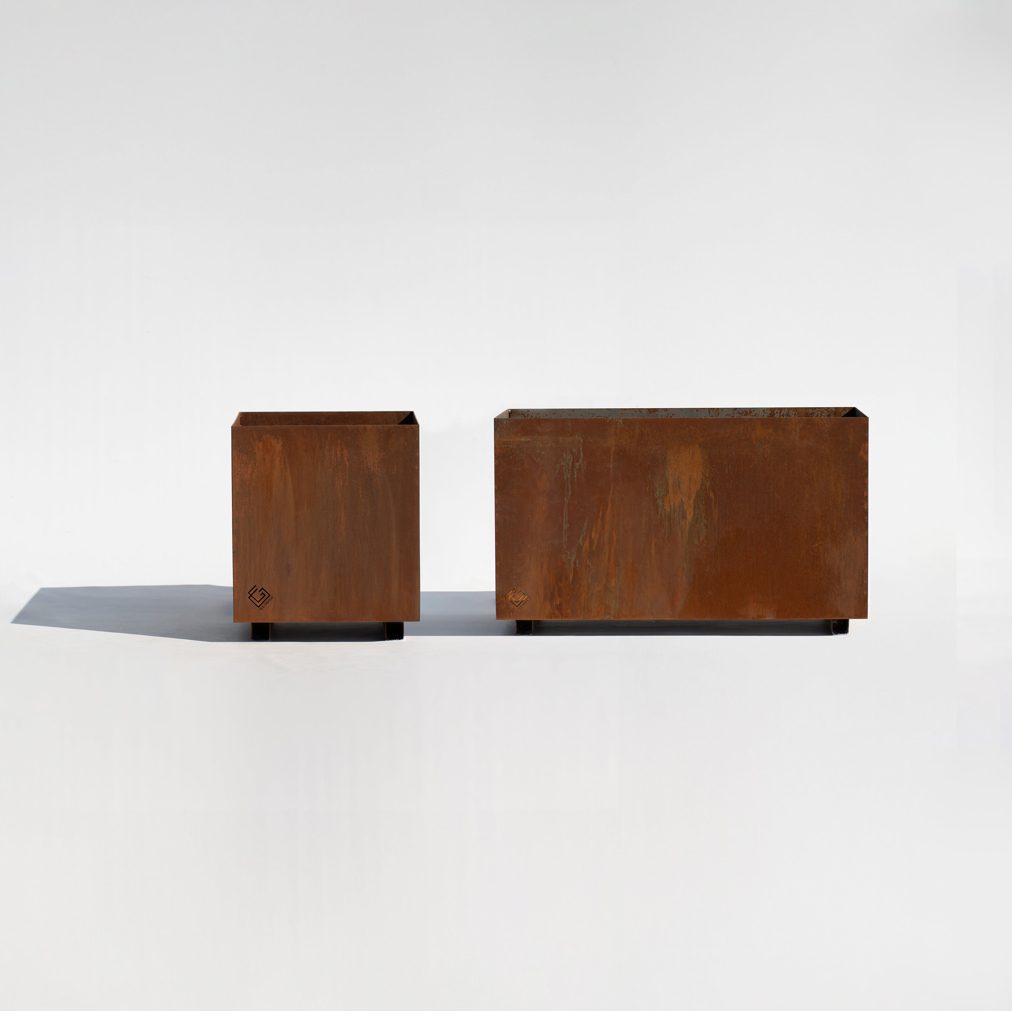 Metāla puķu kastes no priekšpuses un sānskata