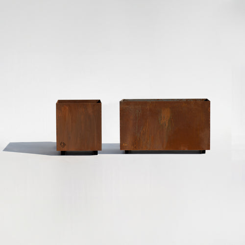 Metāla puķu kastes no priekšpuses un sānskata