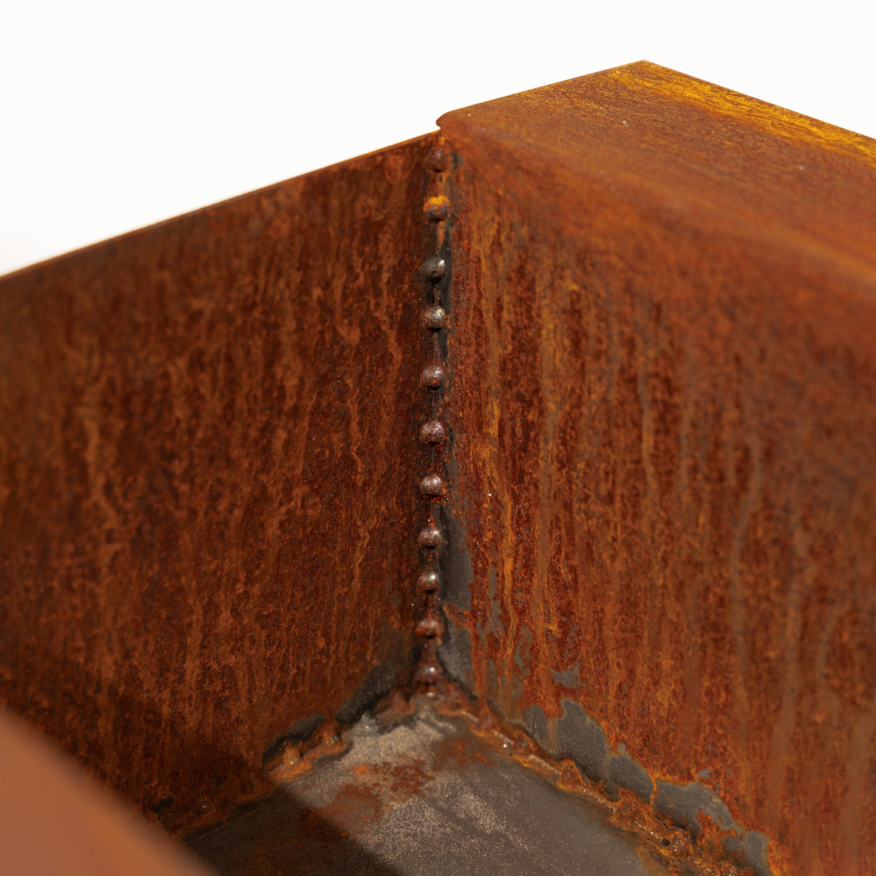 Balkona puķu kaste, kur redzams savienojums